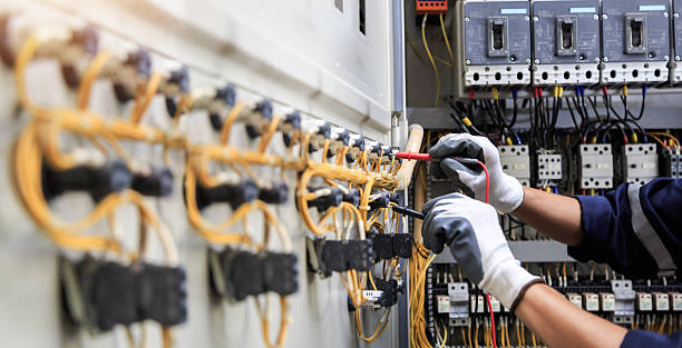 Professional Electrician technician working in Oakland Park, FL
